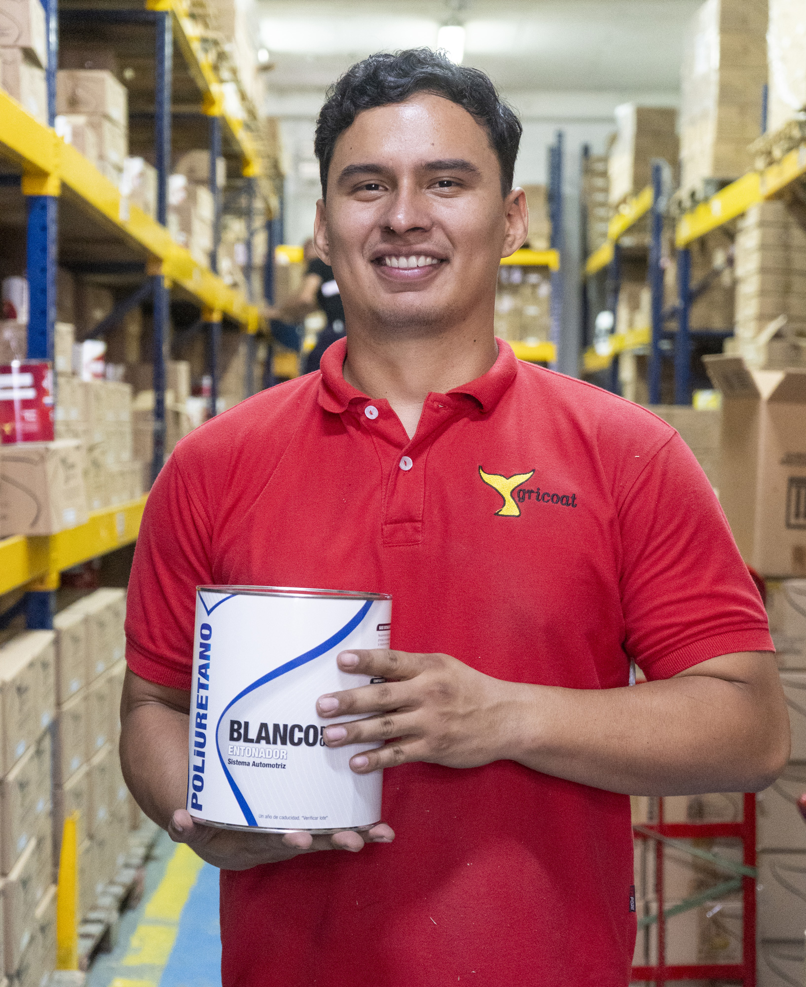 Colaborador GRICOAT mostrando producto Poliuretano Blanco — sistema automotriz